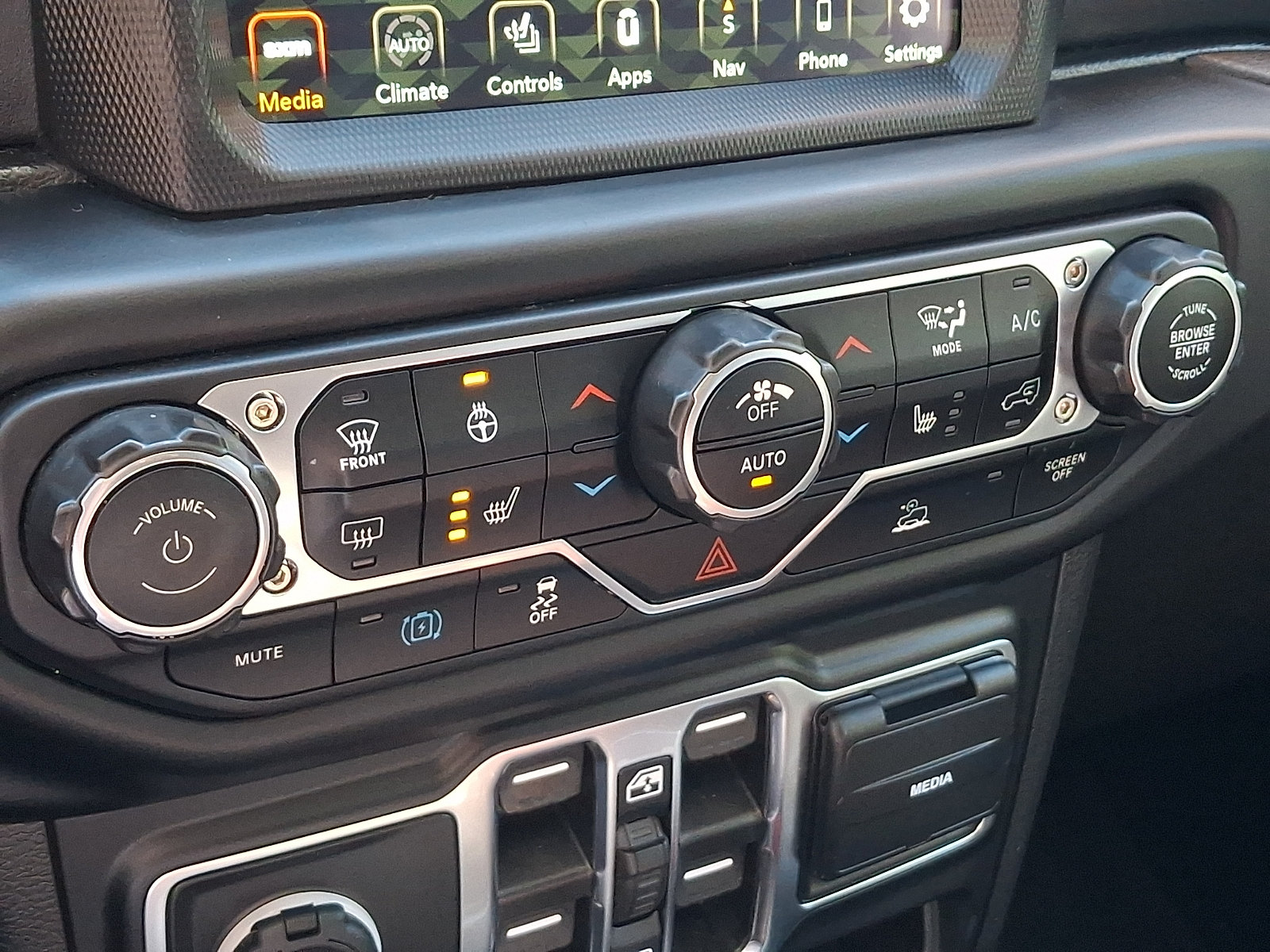 Used 2022 Jeep Wrangler Unlimited Sahara w/ Cold Weather Group AWD/4WD image 16