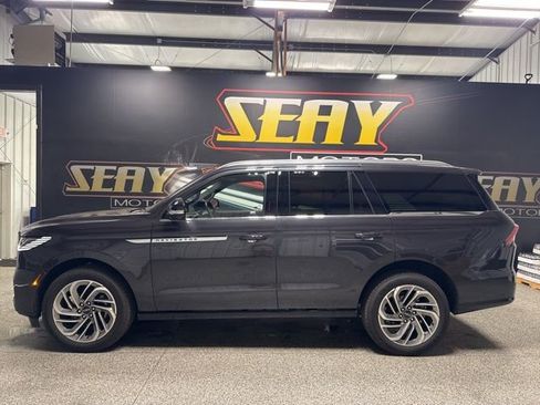 Used 2025 Lincoln Navigator Reserve AWD/4WD image 2