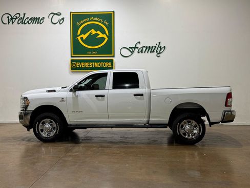 Used 2022 RAM 2500 Tradesman w/ Chrome Appearance Group AWD/4WD image 5