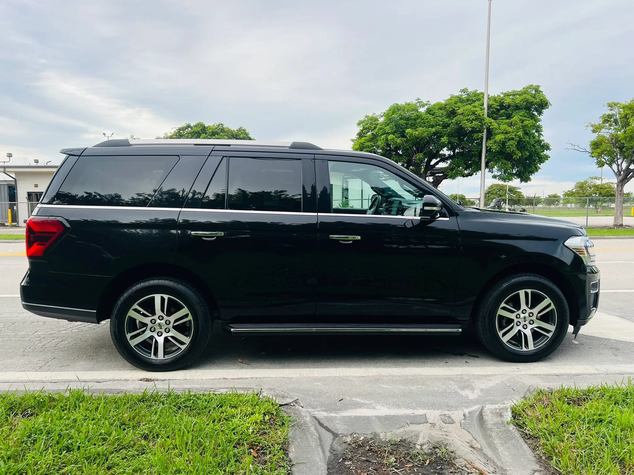 Used 2023 Ford Expedition Limited AWD/4WD image 6