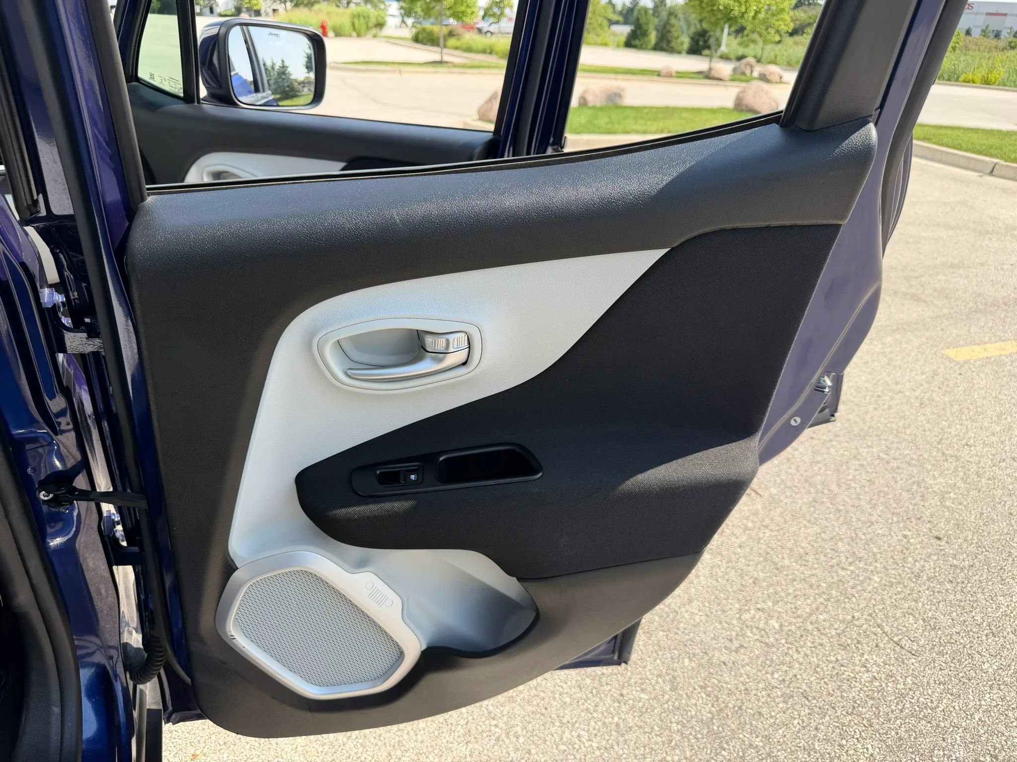 Used 2018 Jeep Renegade Latitude FWD image 21