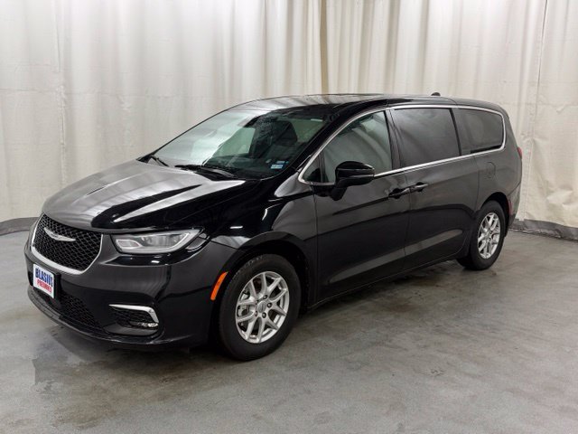 Used 2025 Chrysler Pacifica Select FWD image 3