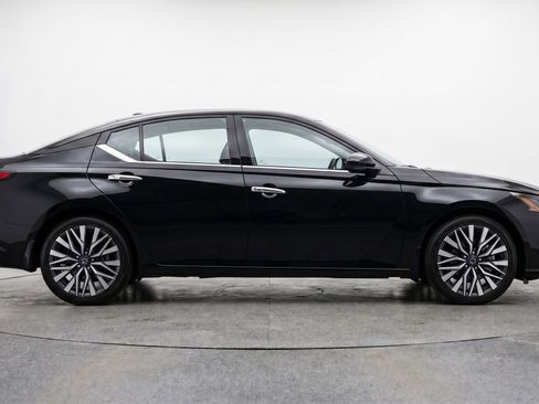 Used 2025 Nissan Altima 2.5 SV FWD image 11