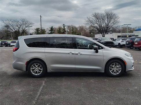 New 2026 Chrysler Pacifica Select image 6