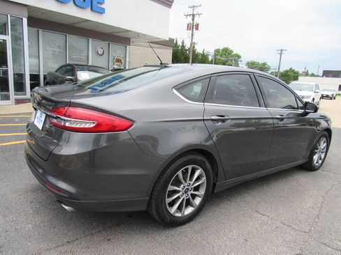 Used 2017 Ford Fusion SE w/ Fusion SE Technology Package FWD image 5