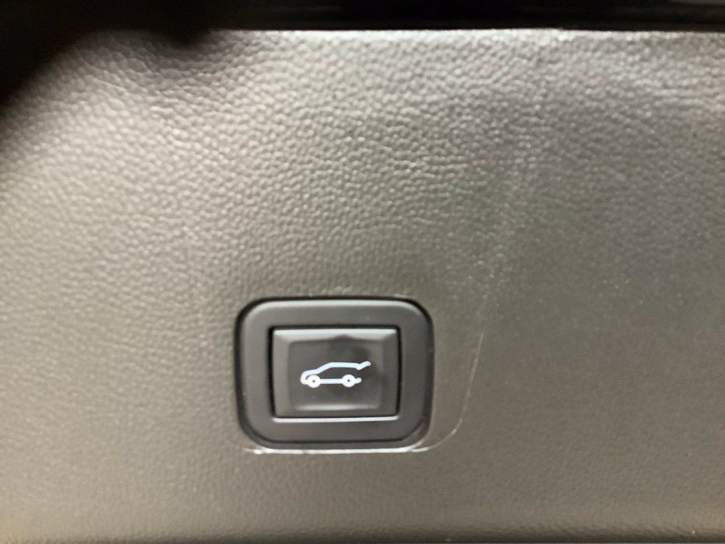 Used 2023 Chevrolet Traverse LT AWD/4WD image 17