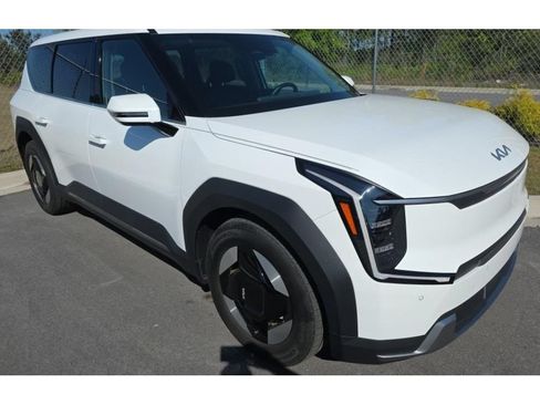 Used 2024 Kia EV9 Light Long Range RWD image 2
