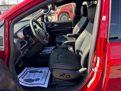 New 2026 Chrysler Pacifica Select FWD image 16