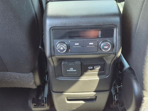 Used 2022 GMC Acadia SLE w/ Driver Convenience Package FWD image 24