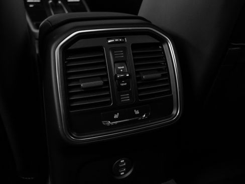 Used 2025 Porsche Macan image 39