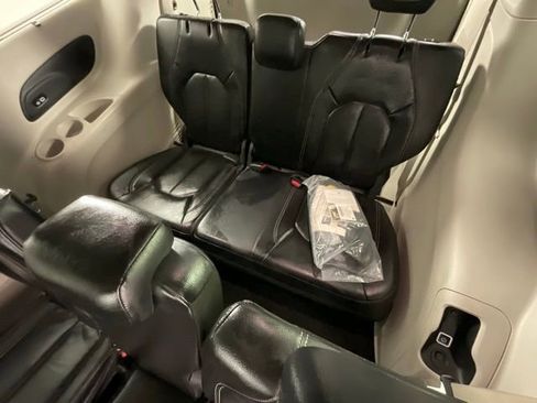 Used 2022 Chrysler Pacifica Touring-L w/ Uconnect Theater Family Group FWD image 13
