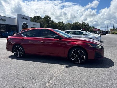 Used 2023 Nissan Altima 2.5 SR w/ SR Premium Package FWD image 2