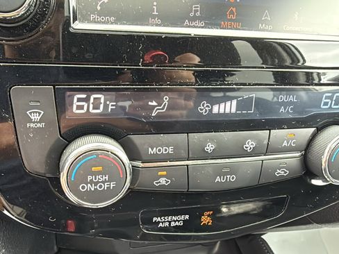 Used 2019 Nissan Rogue SL w/ Premium Package image 16