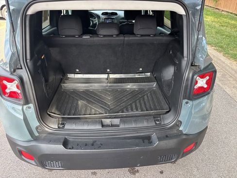Used 2018 Jeep Renegade Latitude FWD image 34