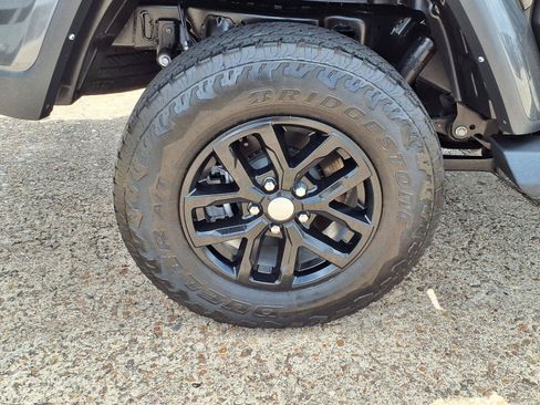 Used 2023 Jeep Gladiator Sport AWD/4WD image 29