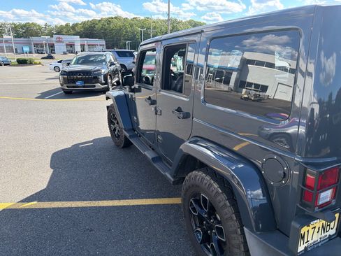 Used 2018 Jeep Wrangler Unlimited Sahara AWD/4WD image 4