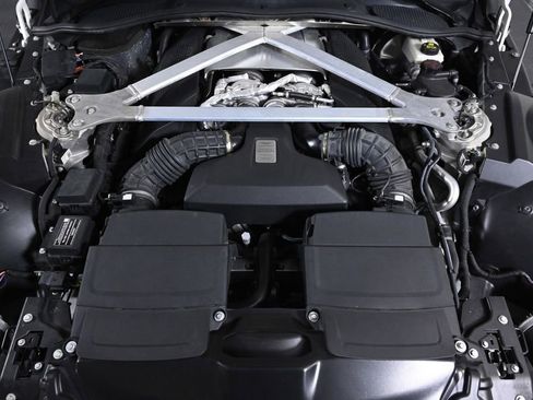 Used 2022 Aston Martin V8 Vantage Coupe RWD image 25