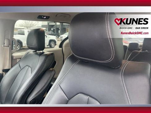 Used 2024 Chrysler Pacifica Touring-L FWD image 22