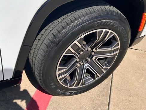 Used 2024 Jeep Wagoneer L Series II w/ Flexible Seating Group image 16