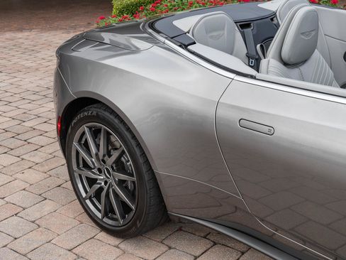 Used 2020 Aston Martin DB11 Volante RWD image 10