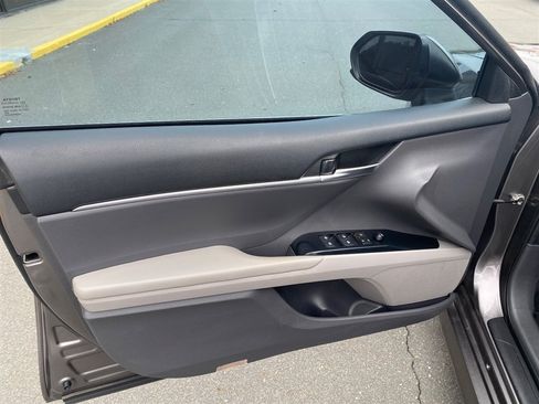 Used 2018 Toyota Camry LE FWD image 8