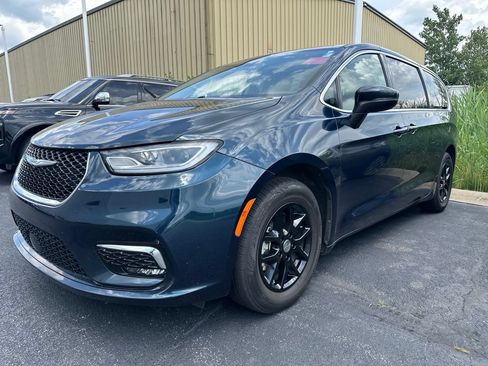 Used 2023 Chrysler Pacifica Touring-L FWD image 4