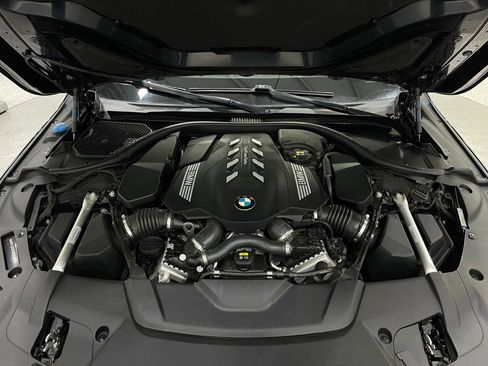 Used 2021 BMW 750i xDrive w/ Executive Package image 27