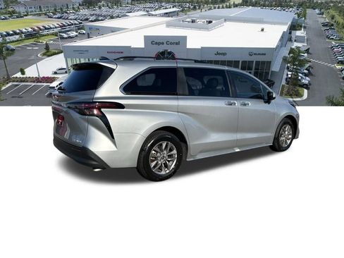 Used 2024 Toyota Sienna XLE FWD image 4