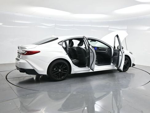 Used 2025 Toyota Camry SE w/ Convenience Package FWD image 4