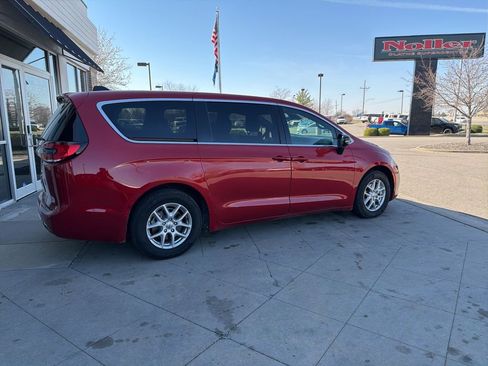 Used 2025 Chrysler Pacifica Select image 6