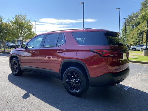 Used 2023 Chevrolet Traverse LT w/ Midnight/Sport Edition FWD image 7