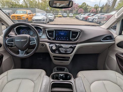 Used 2017 Chrysler Pacifica Touring-L FWD image 2