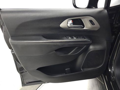 Used 2020 Chrysler Pacifica Touring-L w/ Premium Audio Group AWD/4WD image 14