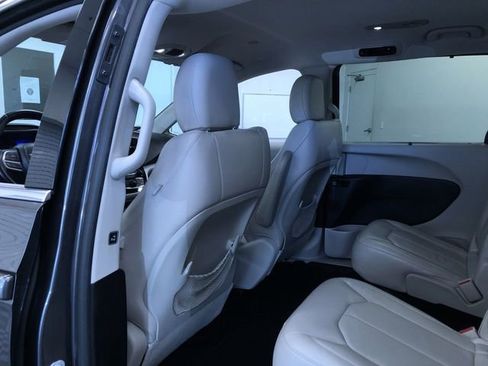 Used 2017 Chrysler Pacifica Touring-L FWD image 19
