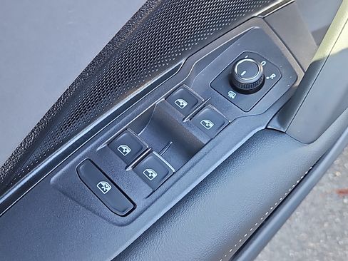 New 2026 Volkswagen Tiguan SE image 5