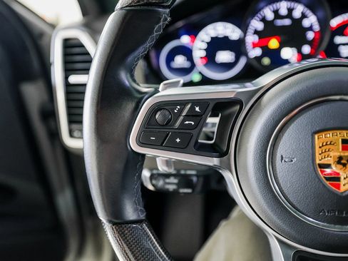 Certified 2023 Porsche Cayenne Platinum Edition image 17