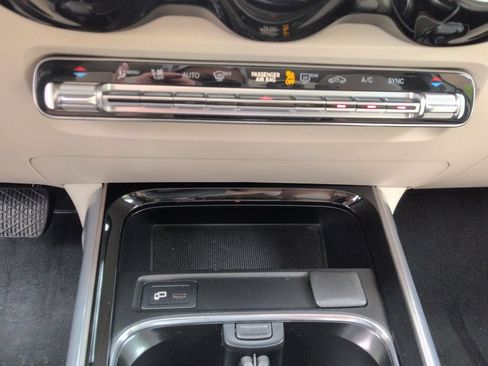 Used 2021 Mercedes-Benz GLB 250 image 16