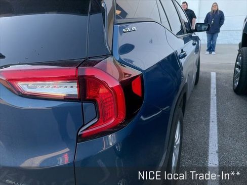 Used 2024 GMC Terrain SLE w/ Driver Convenience Package image 5