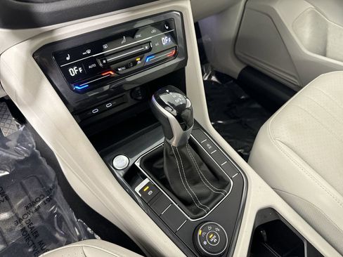 Used 2022 Volkswagen Tiguan SE image 17
