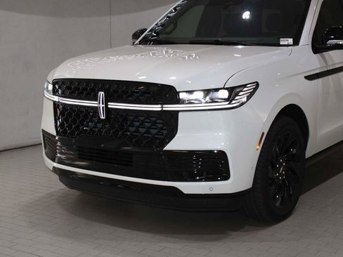 Used 2025 Lincoln Navigator Reserve w/ Jet Appearance Package image 2