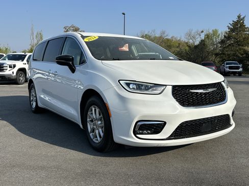 Used 2024 Chrysler Pacifica Touring-L image 3