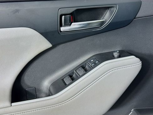 Used 2021 Toyota Highlander XLE image 18