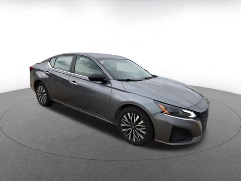 Used 2025 Nissan Altima 2.5 SV FWD image 2