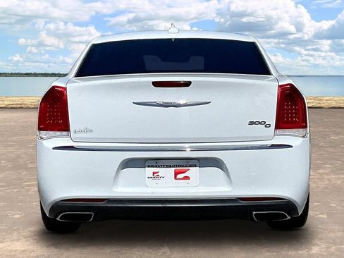 Used 2016 Chrysler 300 C RWD image 5