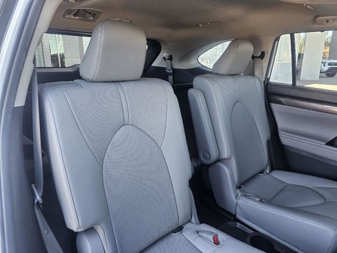 Used 2023 Toyota Highlander Limited image 15