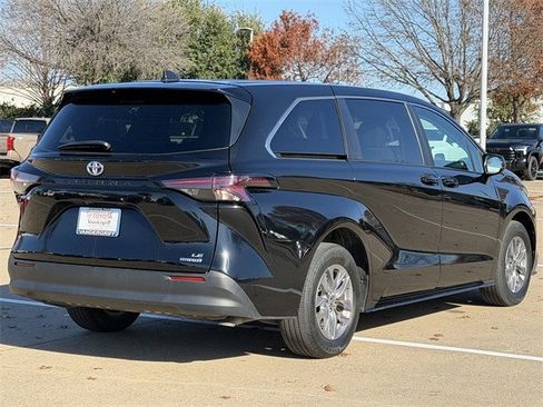 Certified 2024 Toyota Sienna LE image 4