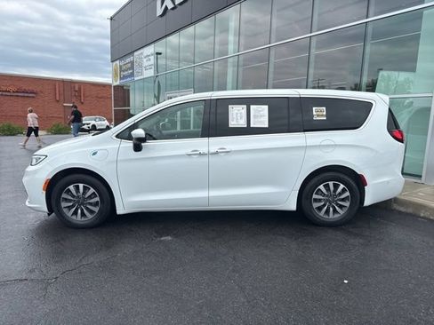 Used 2023 Chrysler Pacifica Touring-L FWD image 3