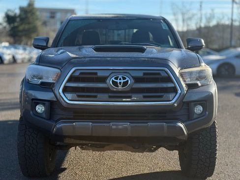 Used 2017 Toyota Tacoma TRD Sport image 8