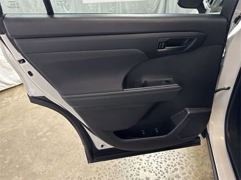 Used 2023 Toyota Highlander LE image 23