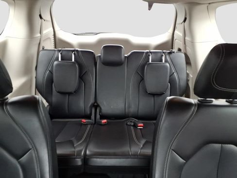 Used 2023 Chrysler Pacifica Touring-L FWD image 18